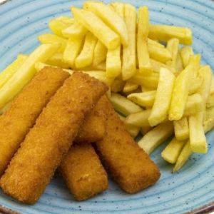 Palitos e pescado con patatas