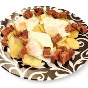 Huevos Camperos con Patatas y Torreznos